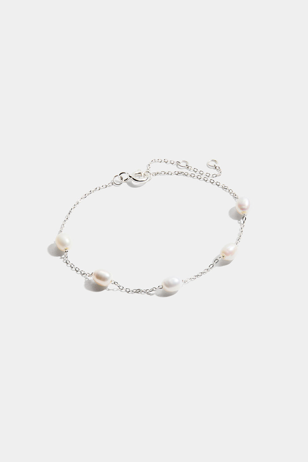 Aito hopearannekoru, jossa soikeita helmiä