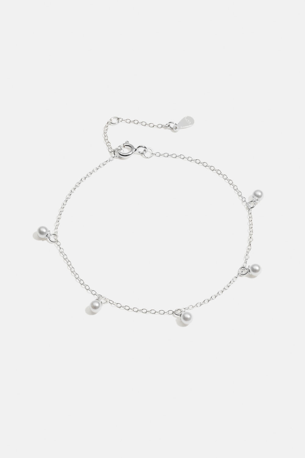 Aito hopearannekoru, jossa pieniä, riippuvia helmiä