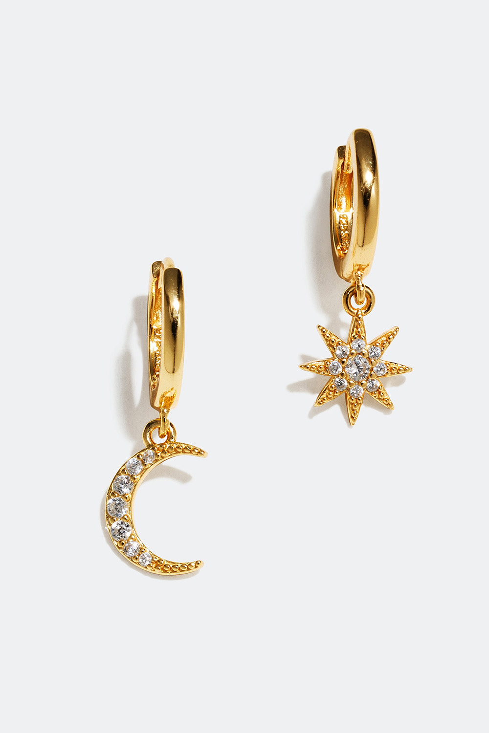 Korvarenkaat, joissa kuun ja tähden muotoiset riipukset, 18 karaatin kultaus, 1 cm