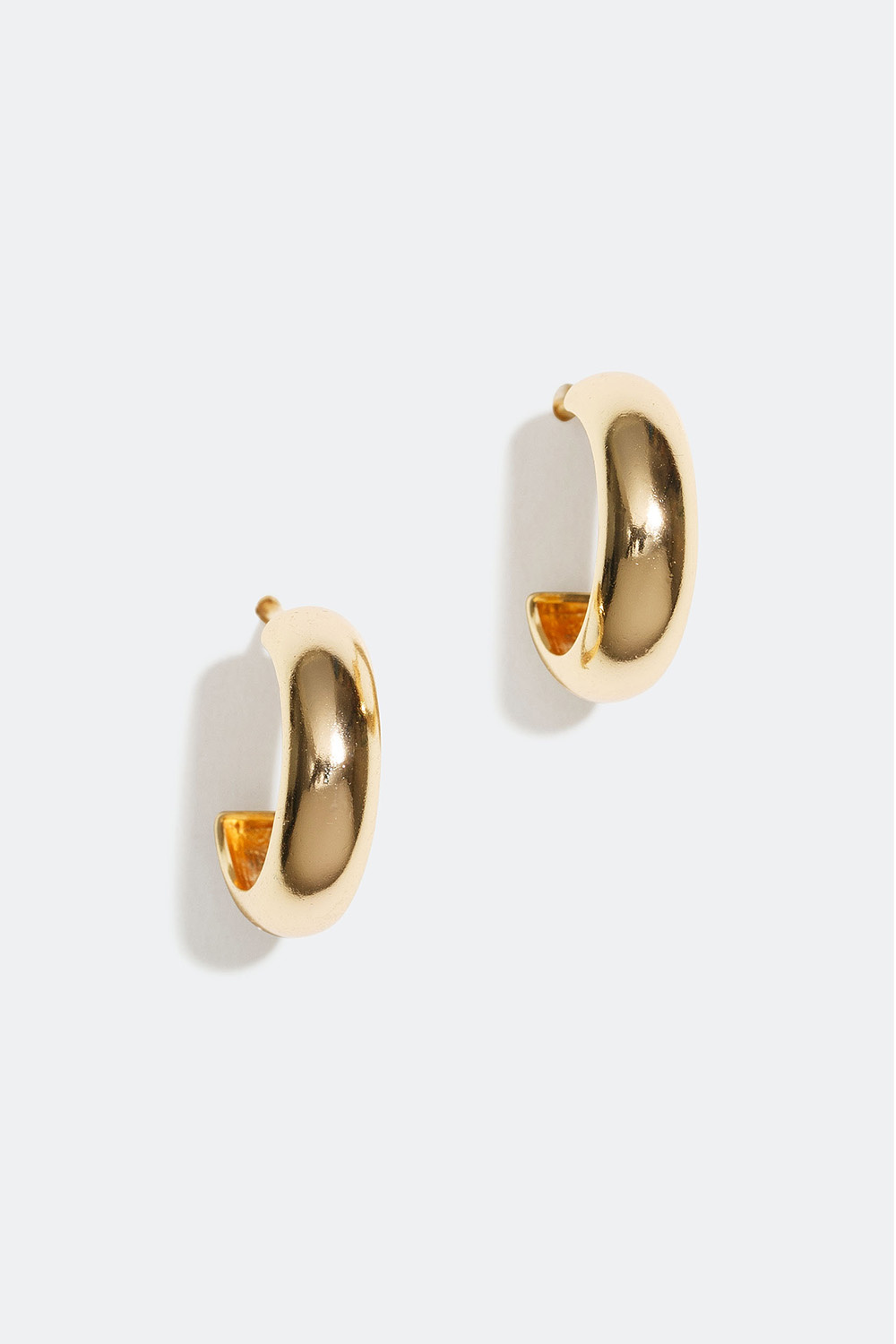 Pienet, leveät korvarenkaat, jotka on kullattu 18 karaatin kullalla