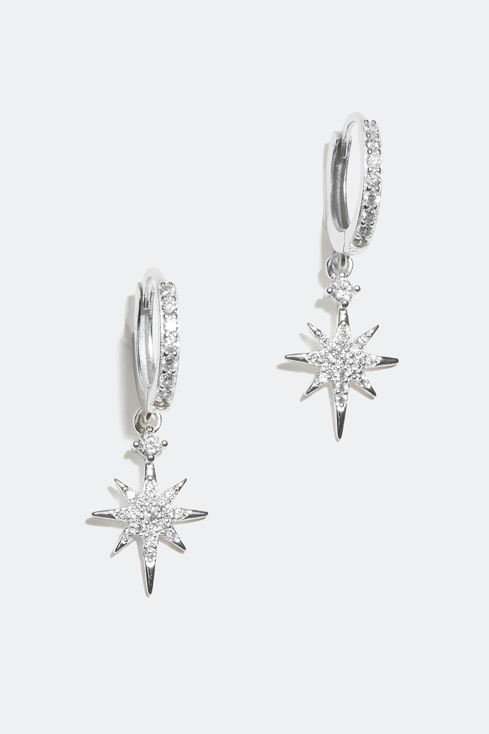 Pienet korvarenkaat aitoa hopeaa, joissa tähtiä