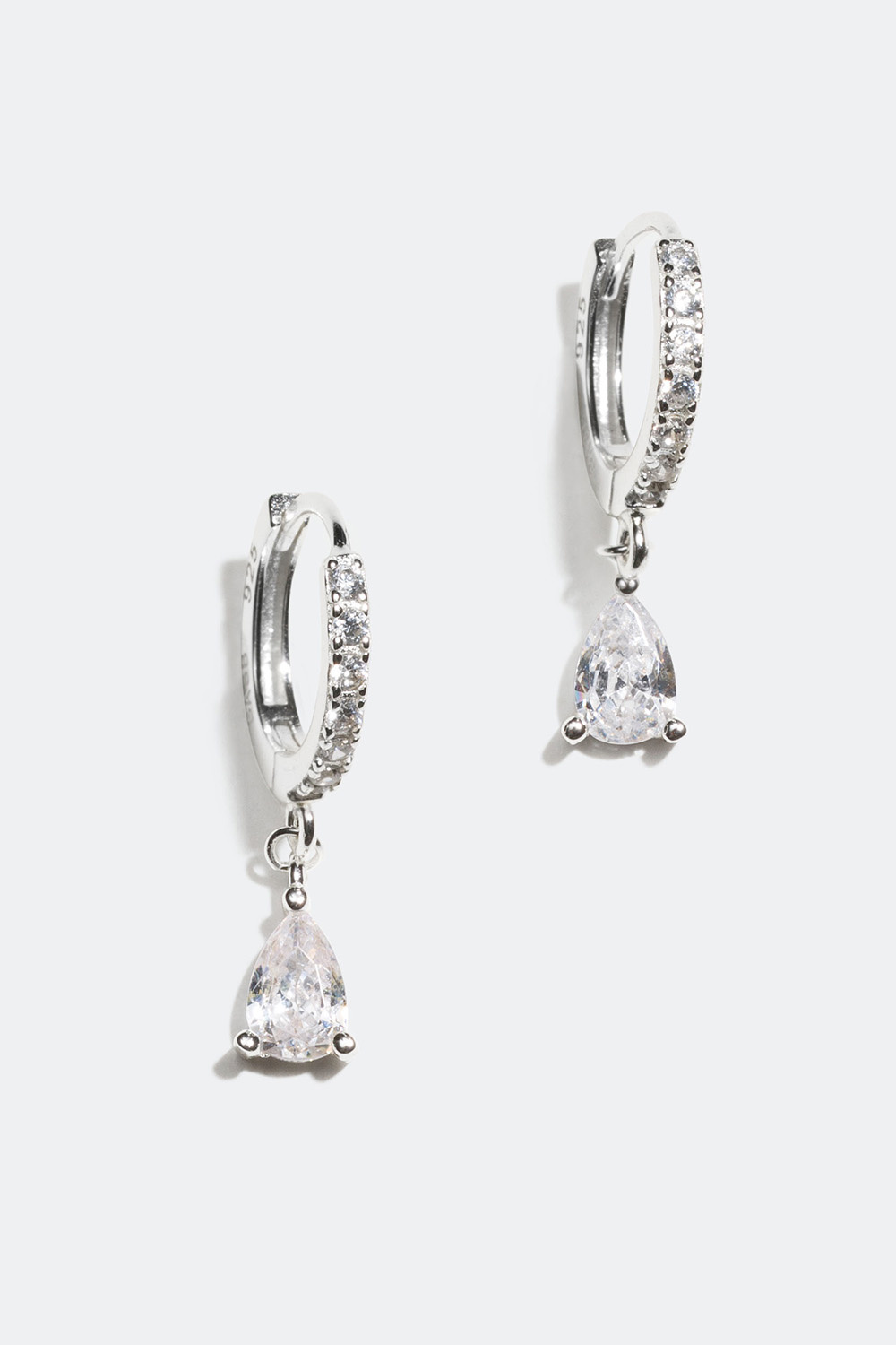 Aidot hopeiset minikorvarenkaat, joissa pisaranmuotoiset riipukset