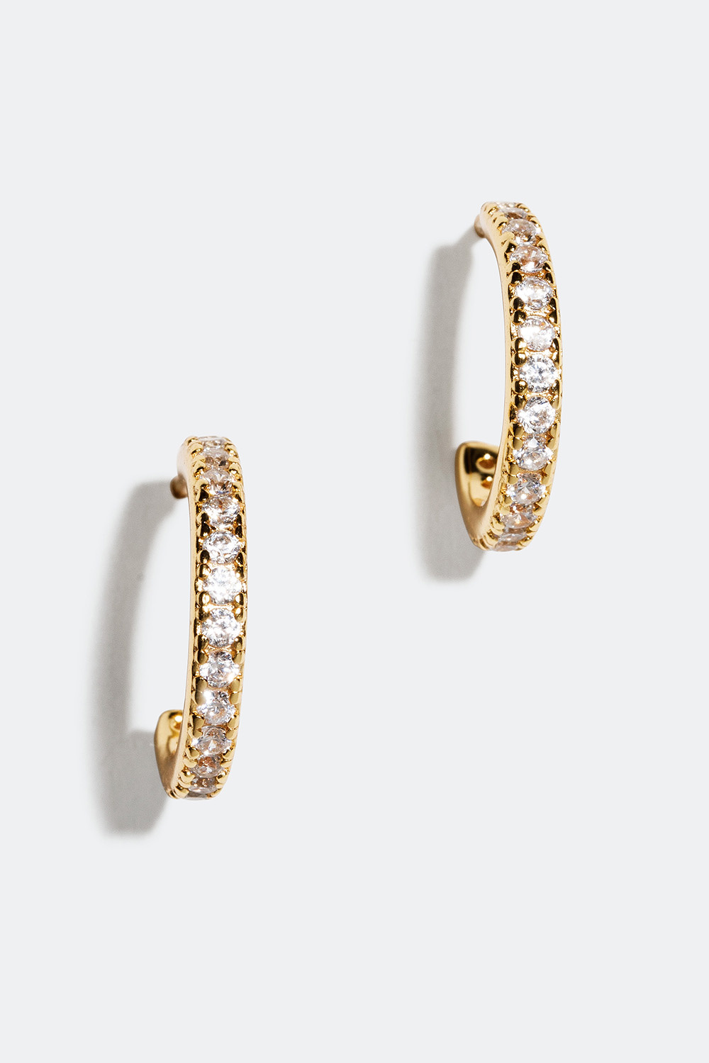 Korvarenkaat, joissa 18 karaatin kultaus ja kiviä ympärillä