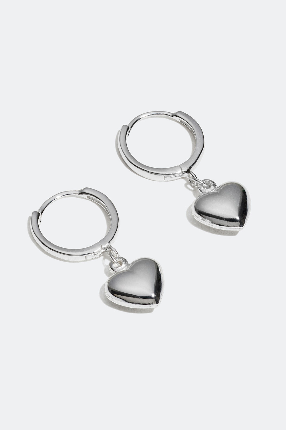 Sydämin koristellut korvarenkaat aitoa hopeaa.