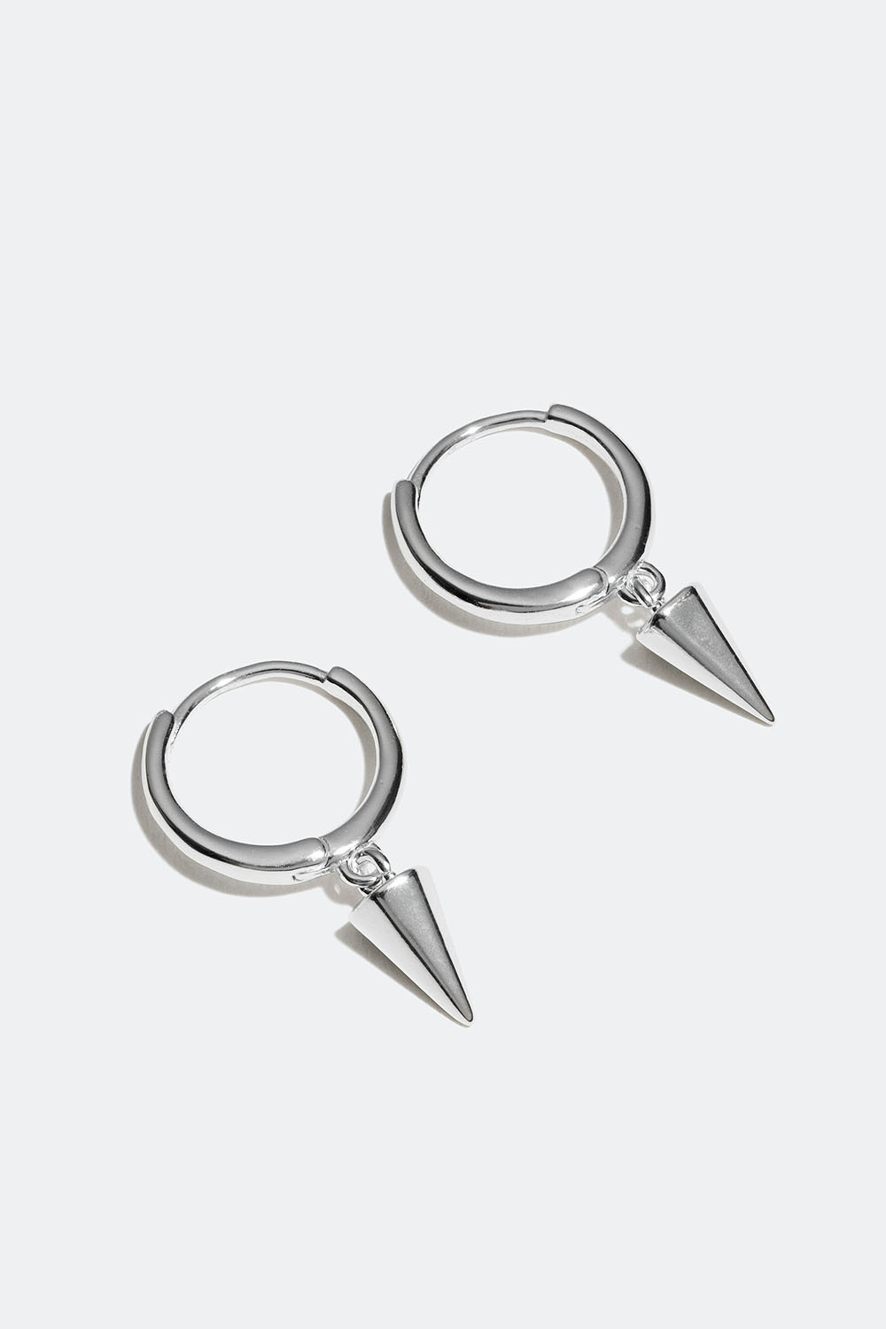 Aidosta hopeasta valmistetut korvarenkaat, joissa on pieniä niittejä