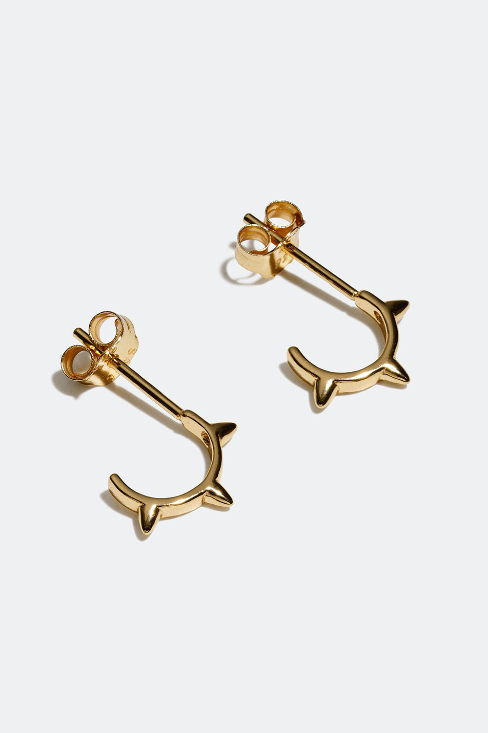 Pienet puolirenkaat, joissa 18 on karaatin kultaus ja niittejä