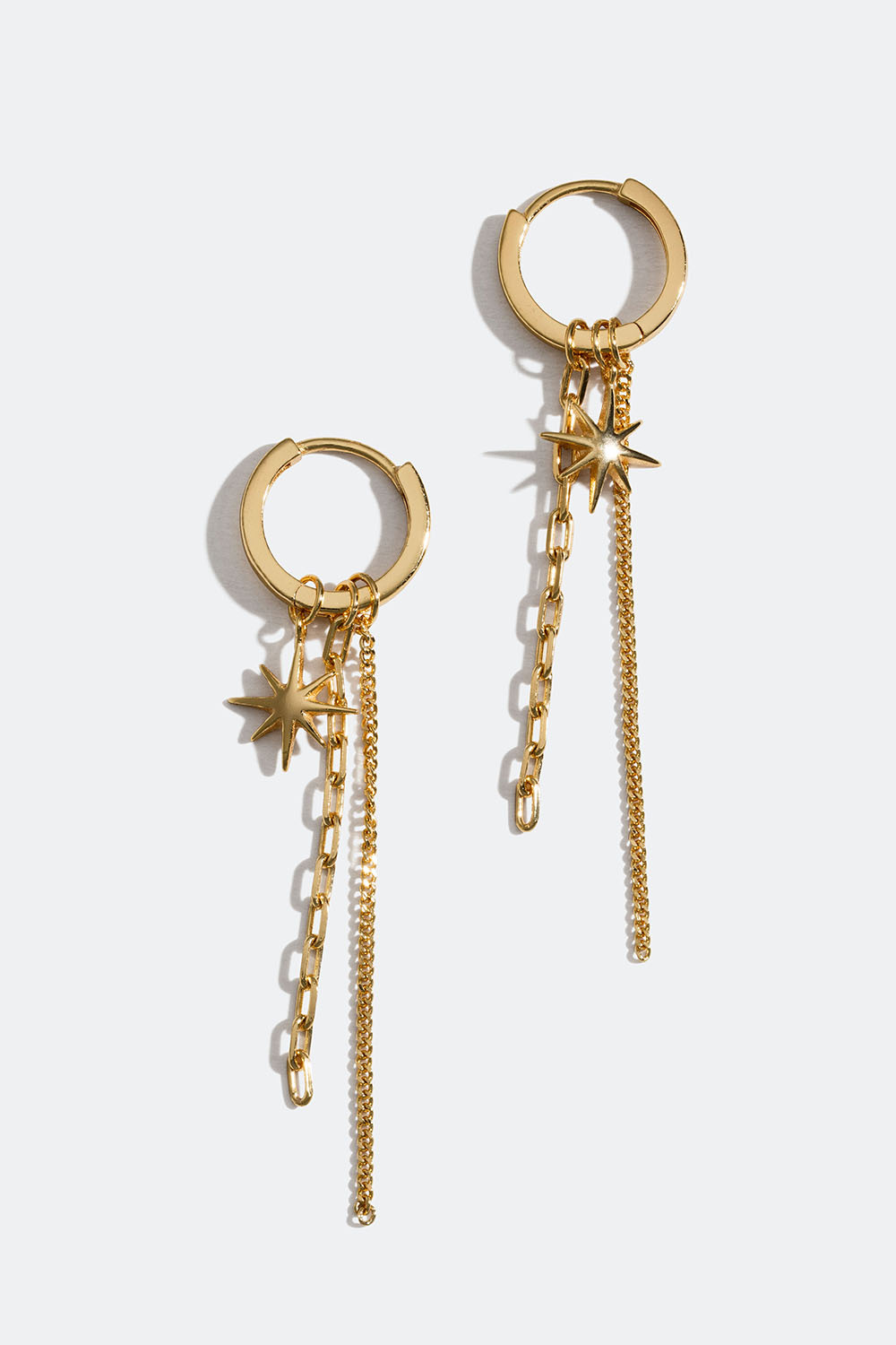 Aidosta hopeasta valmistetut pienet korvarenkaat 18k kultauksella ja tähti- ja ketjukoristeilla