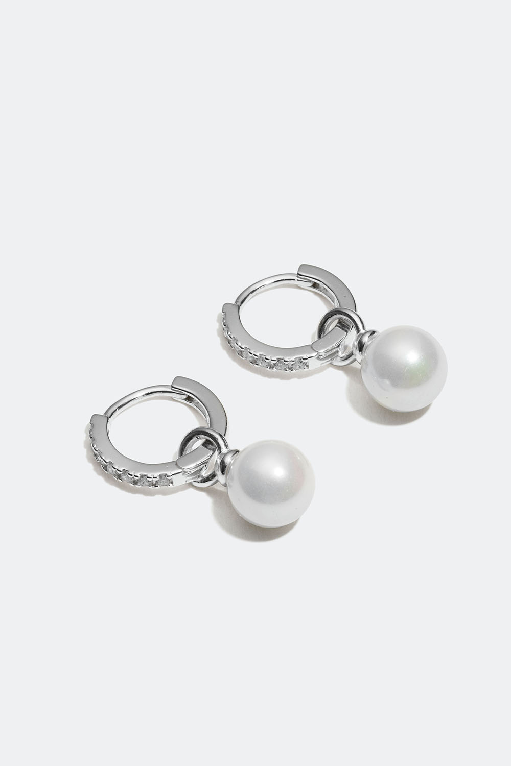 Korvakorut aitoa hopeaa, joissa Cubic Zirconia -kiviä ja riippuvia helmiä