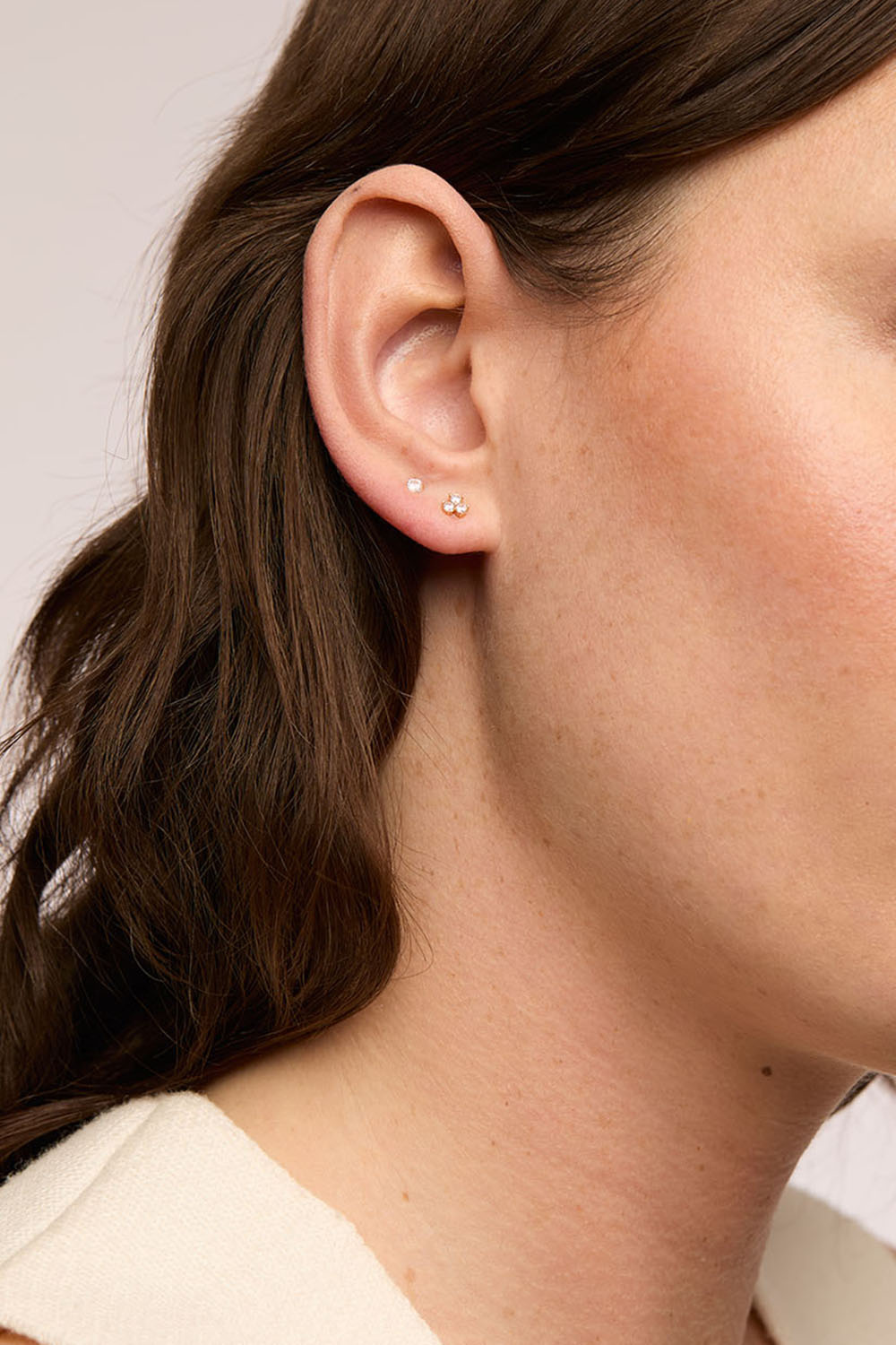 Pienet aidosta hopeasta valmistetut korvakorut, joissa Cubic zirconia -kiviä, 2 paria