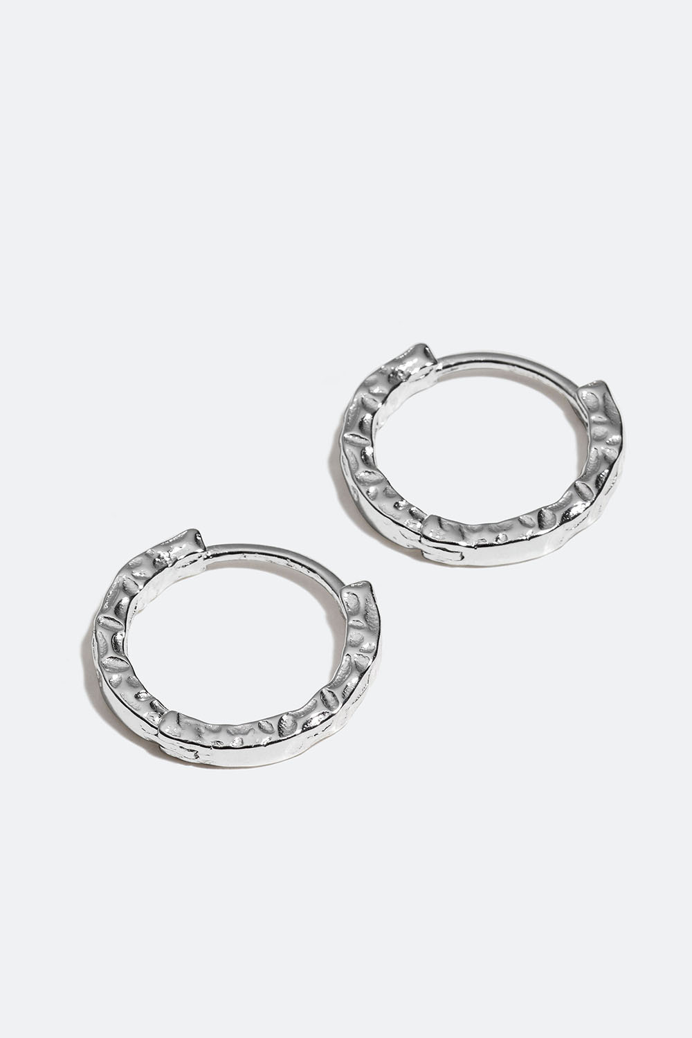 Aidot hopeakorvarenkaat, joissa taottu muotoilu