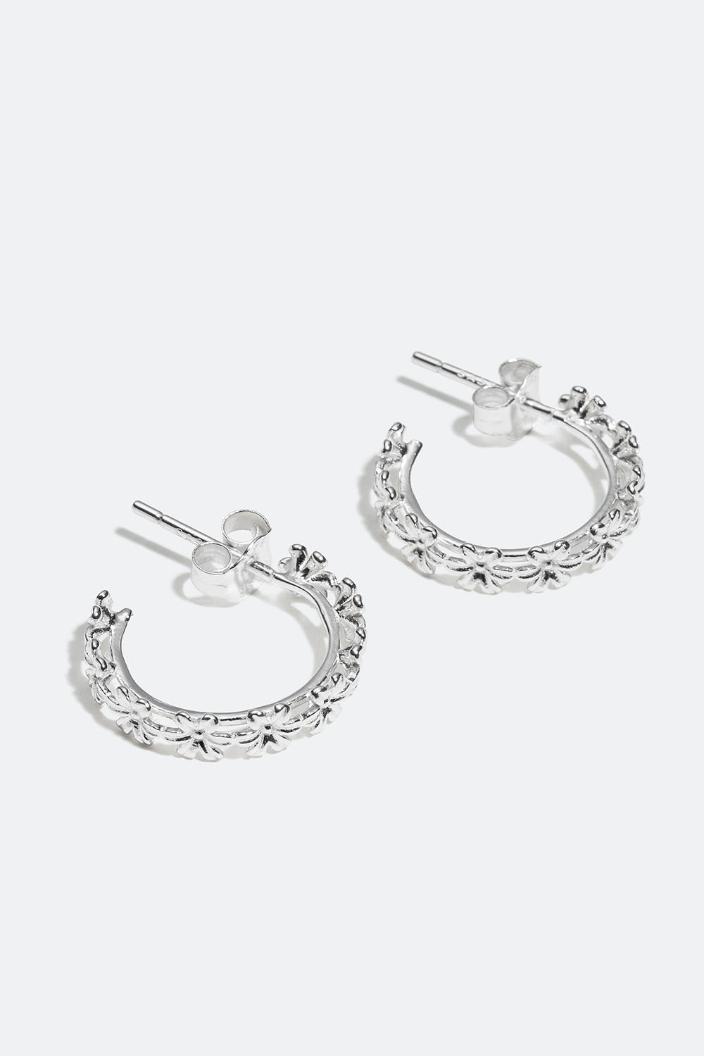 Aidot hopeakorvarenkaat, joissa kukkia