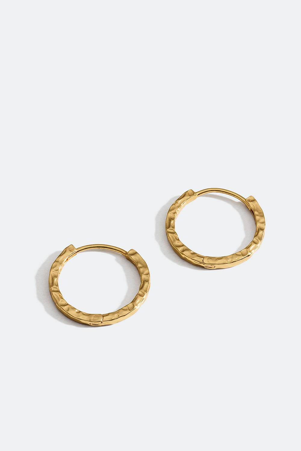 Aidosta hopeasta taotut korvarenkaat 18k kultauksella