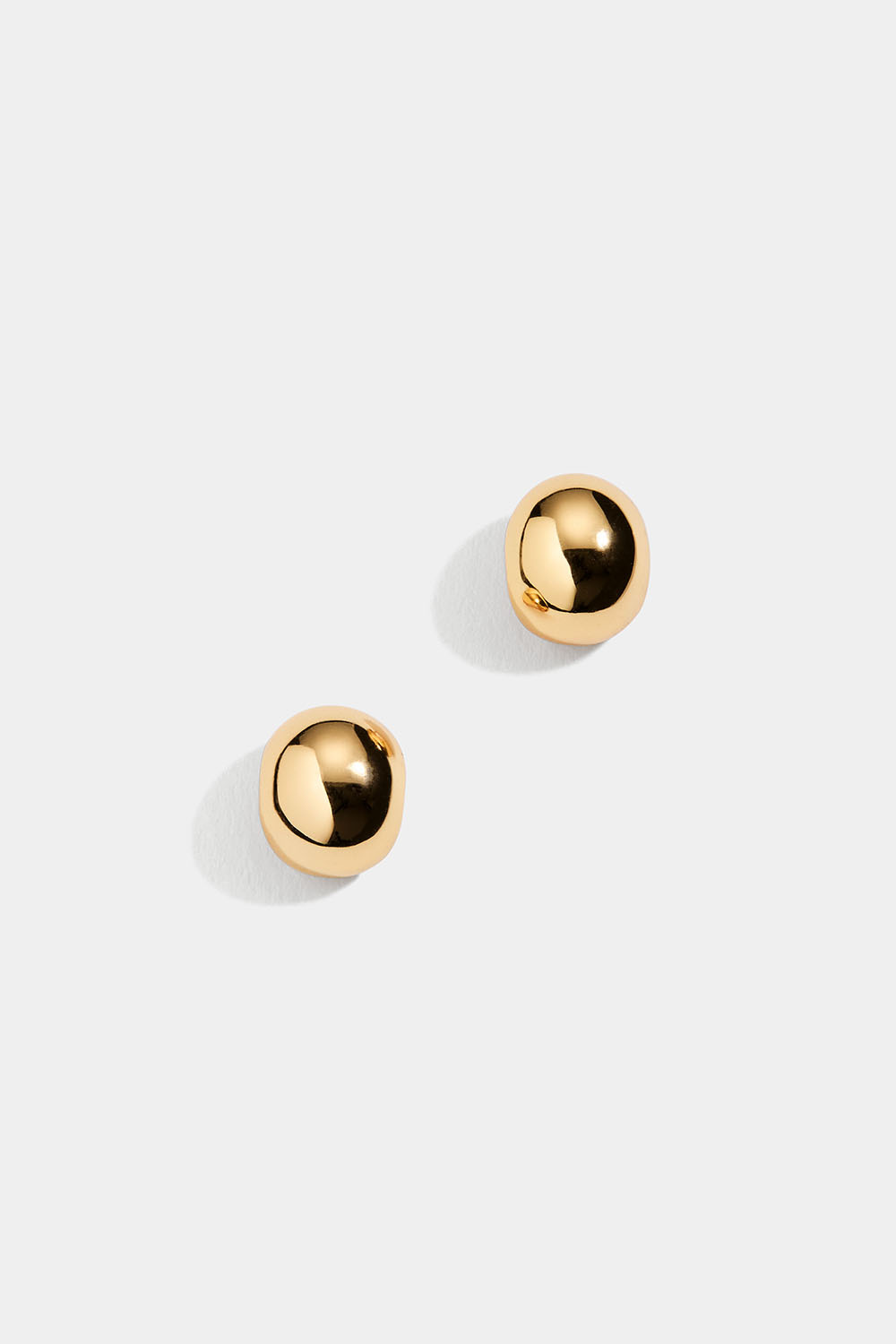 Aidosta hopeasta valmistetut sileäpintaiset ja leveät pienet korvarenkaat 18k kultauksella