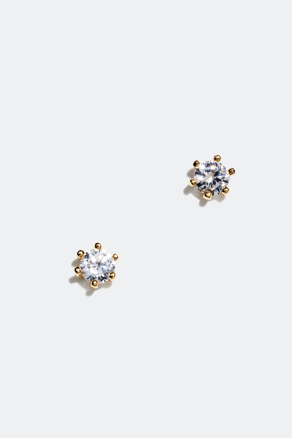 18 karaatin kullalla kullatut hopeiset pienet nappikorvakorut pyöreillä Cubic Zirconia -kivillä