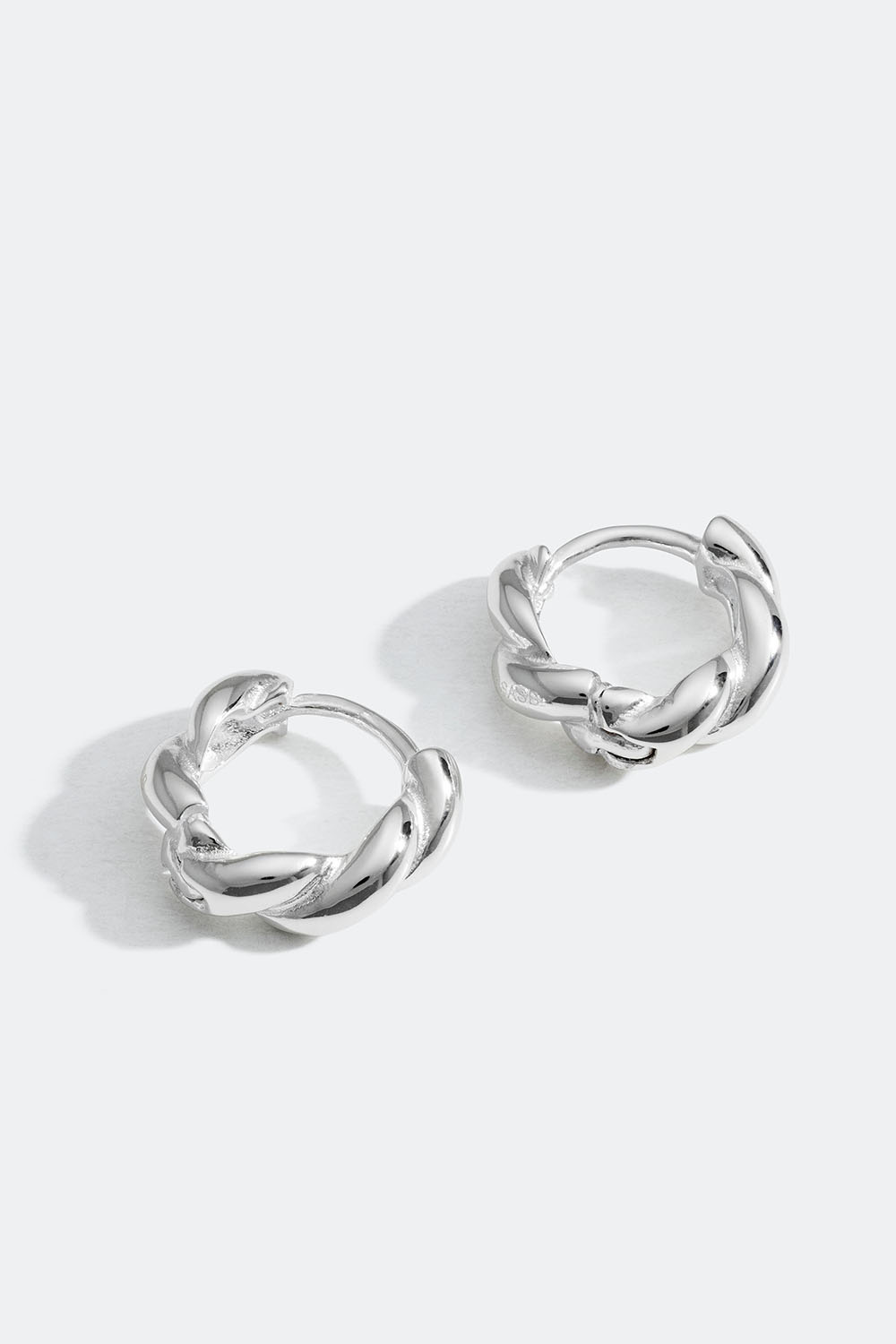 Pienet korvarenkaat aitoa hopeaa kierteisellä muotoilulla