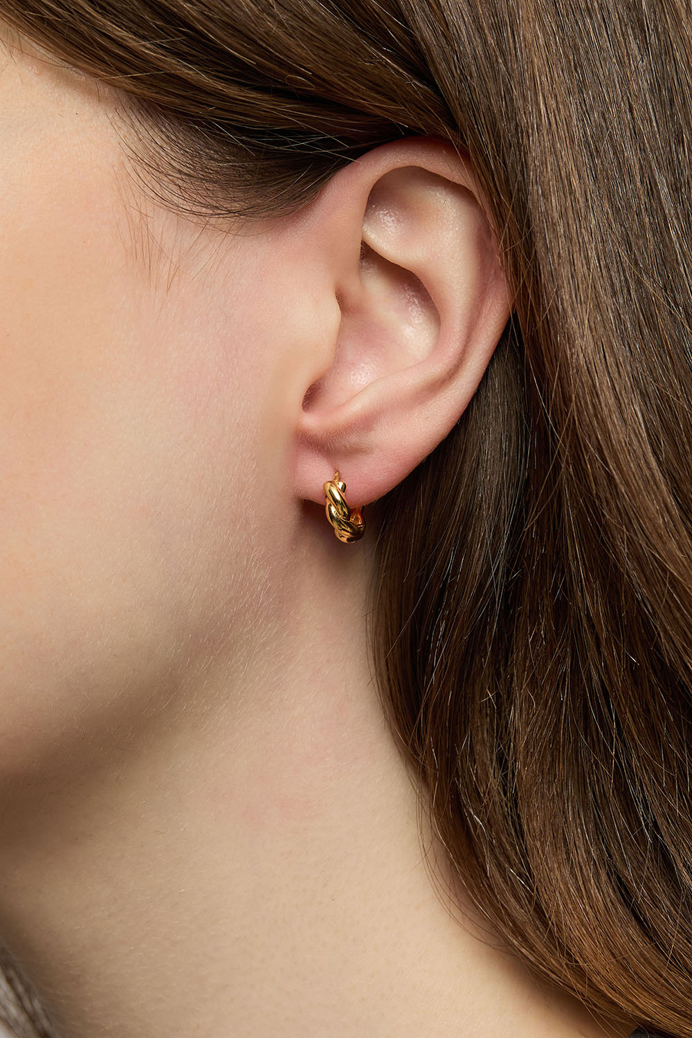 Pienet 18k kullatut hopeakorvarenkaat, joissa kierretty muotoilu