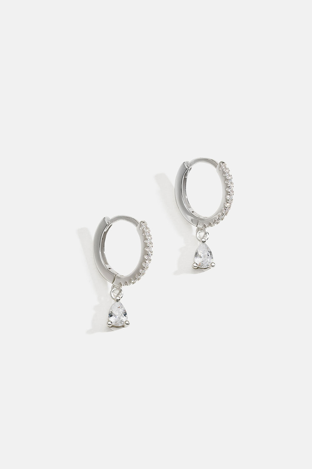 Aidot hopeakorvarenkaat, joissa pisaranmuotoiset Cubic zirconia -riipukset