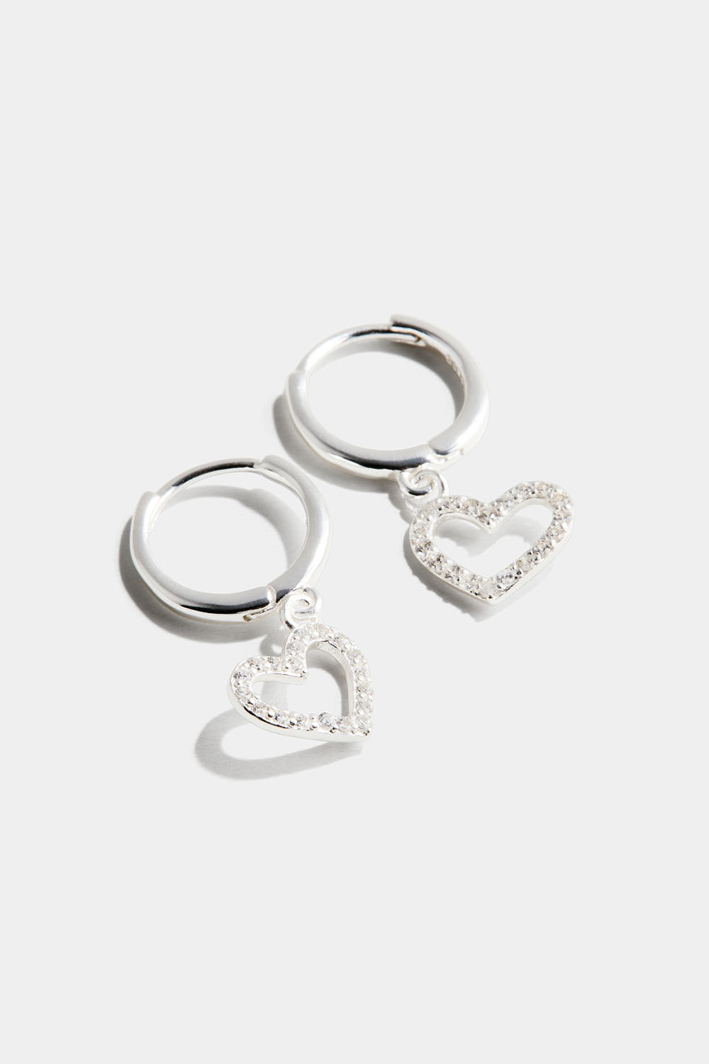 Aidot hopeiset korvarenkaat, joissa sydänriipus ja Cubic zirkonia -kiviä