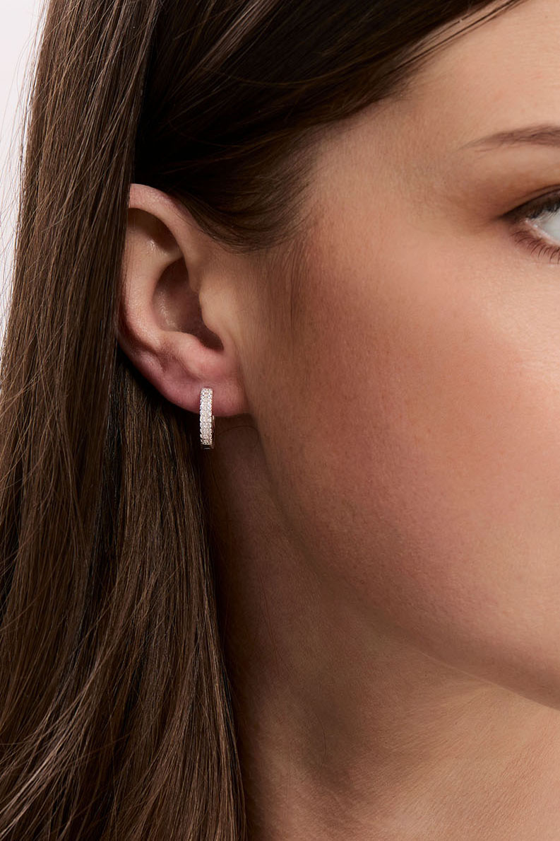 Hopeiset korvarenkaat, joissa kaksi riviä Cubic zirkonia -kiviä