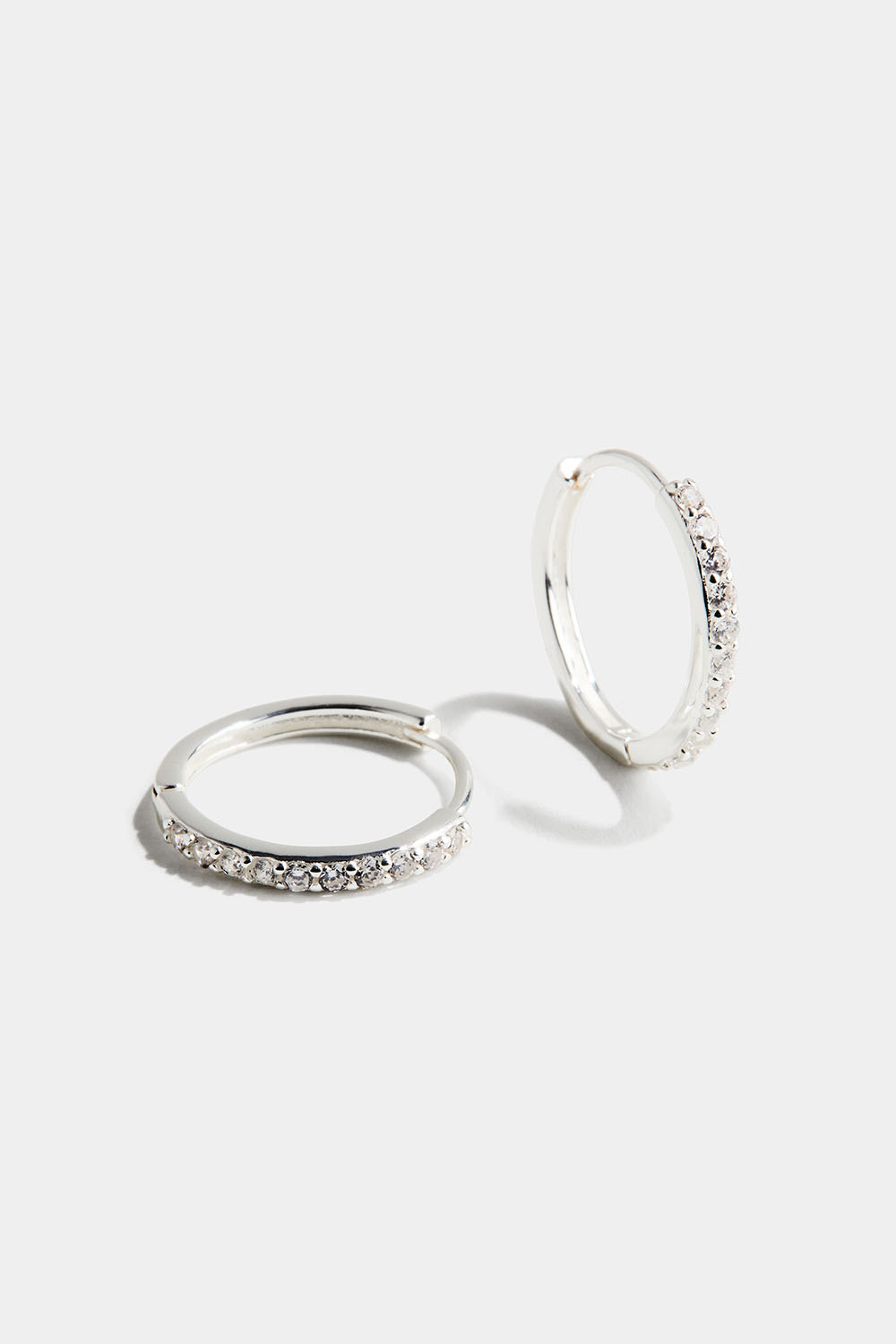 Aidosta hopeasta valmistetut korvarenkaat Cubic Zirkonia -kivellä