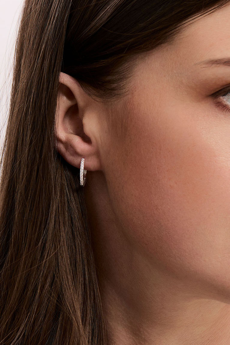 Aidosta hopeasta valmistetut korvarenkaat Cubic Zirkonia -kivellä