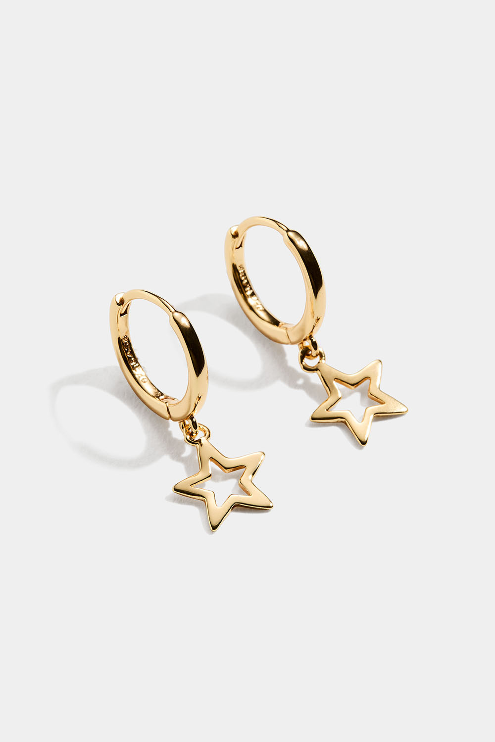 18k kullatut hopeakorvarenkaat, joissa tähtiä