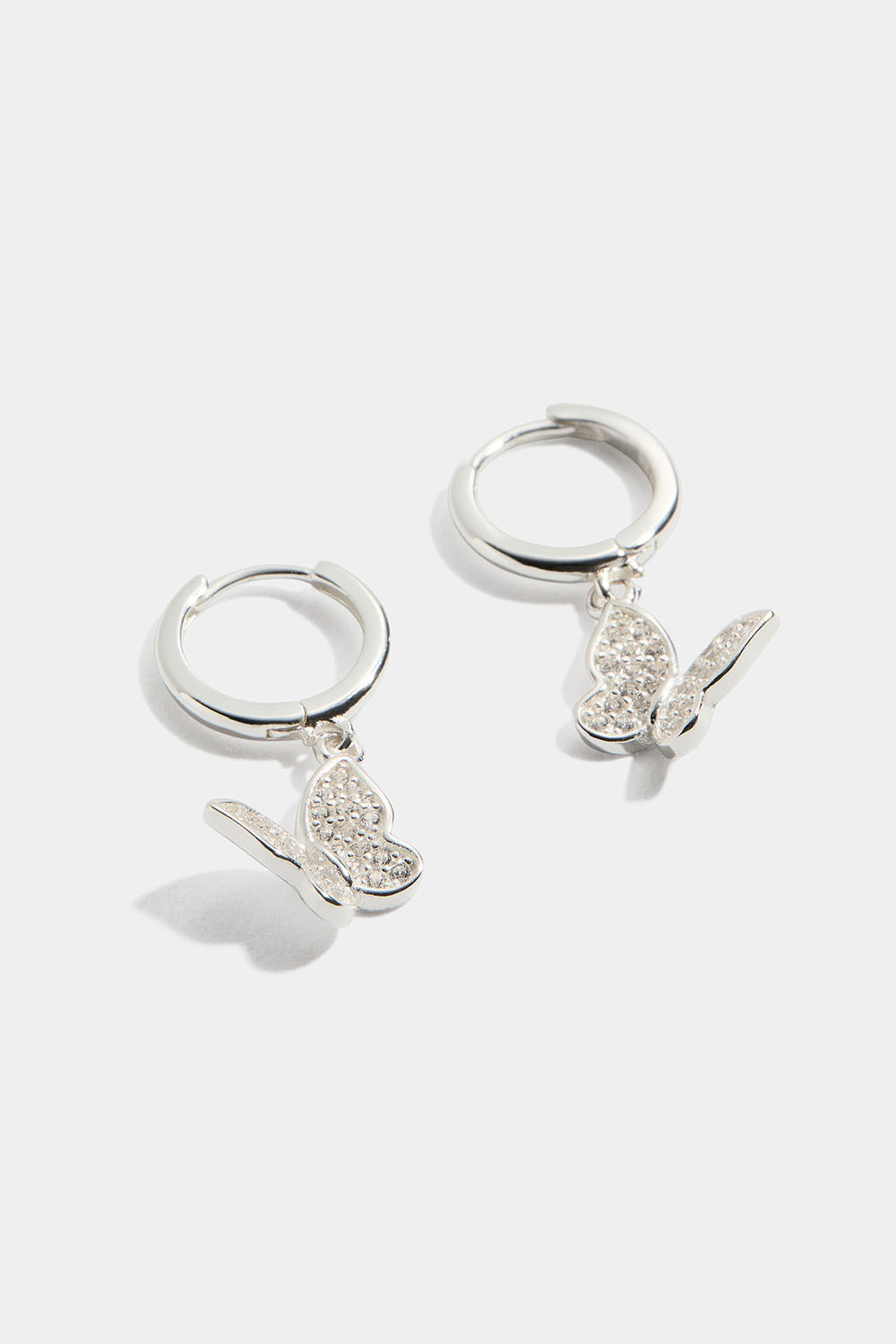 Hopeakorvarenkaat, joissa perhosia