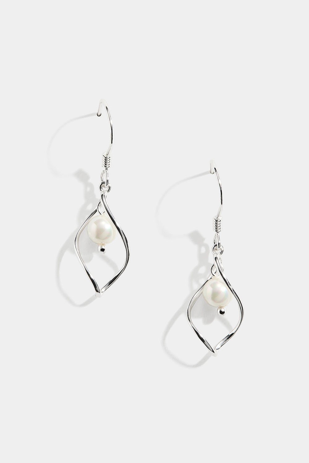 Punoskorvakorut aitoa hopeaa helmellä