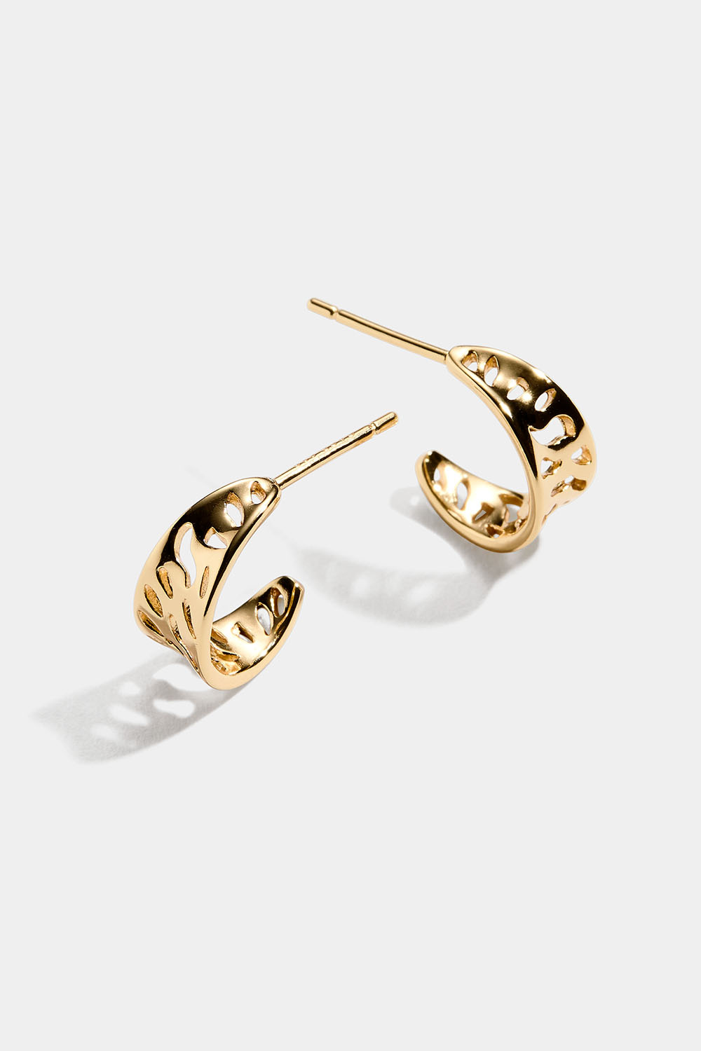 18 karaatin kullatut aidot hopeiset korvarenkaat, joissa kaiverrettuja yksityiskohtia