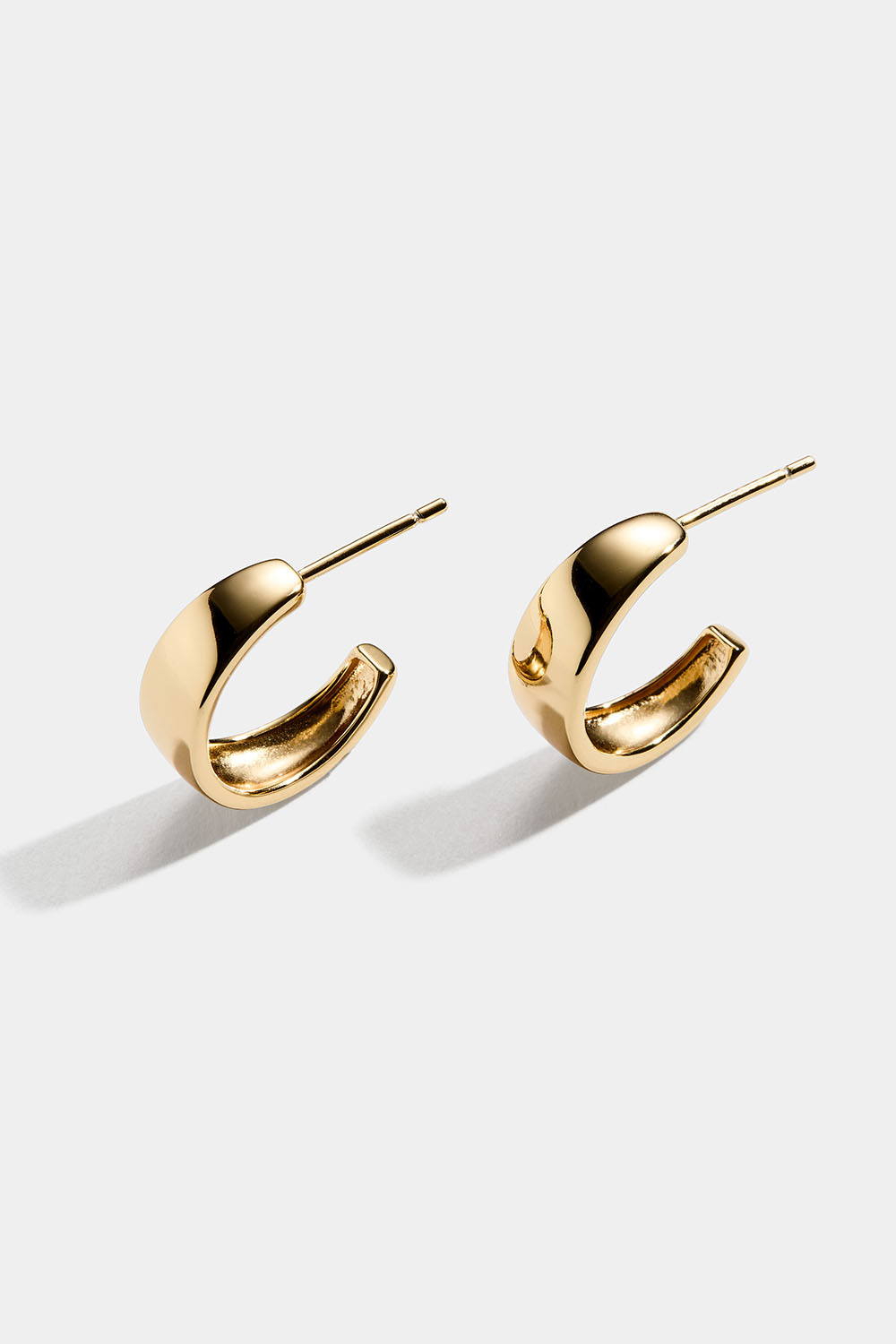 Leveät 18k kullatut hopeakorvarenkaat