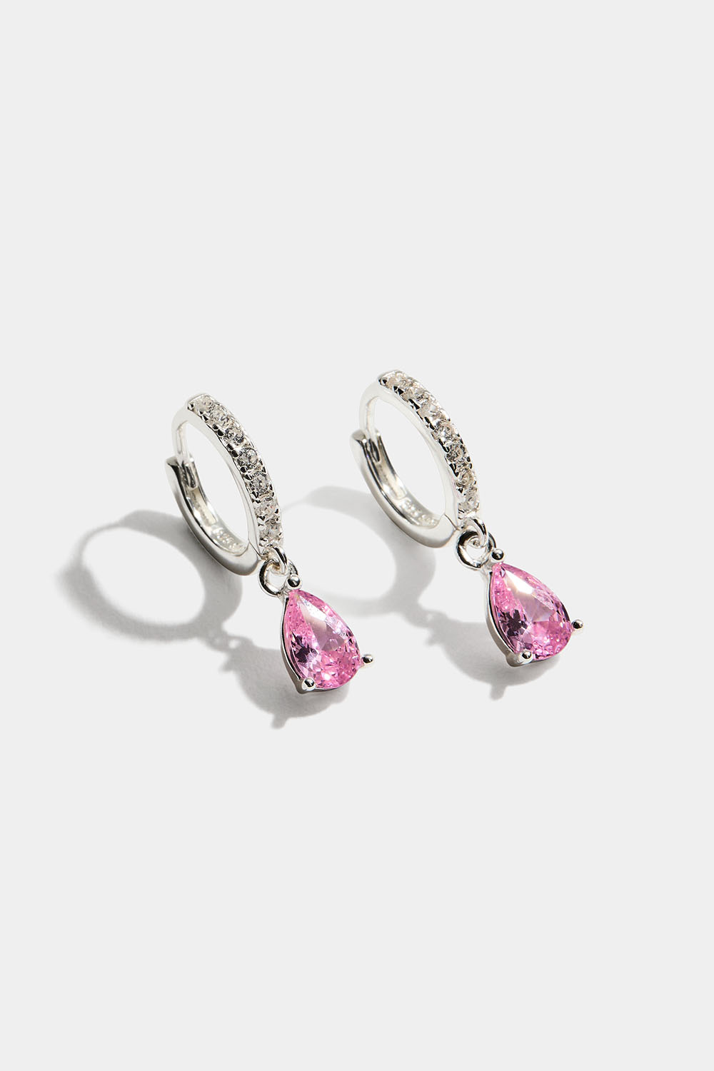 Pienet hopeakorvarenkaat, joissa pisaranmuotoiset riipukset