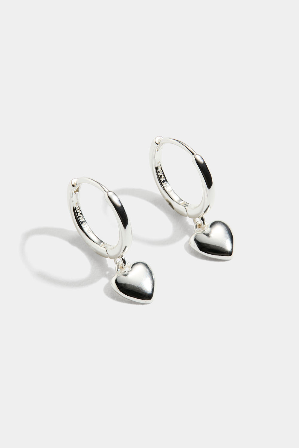 Hopeakorvarenkaat, joissa sydänriipukset