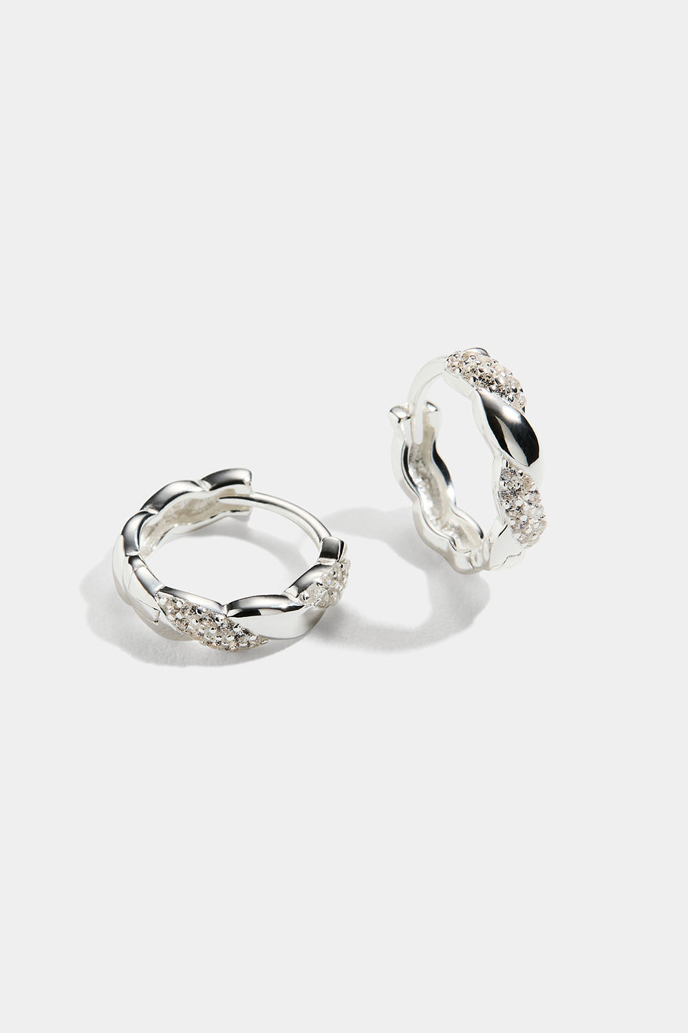 Pienet hopeakorvarenkaat kierteisellä muotoilulla ja Cubic zirkonia -kivillä