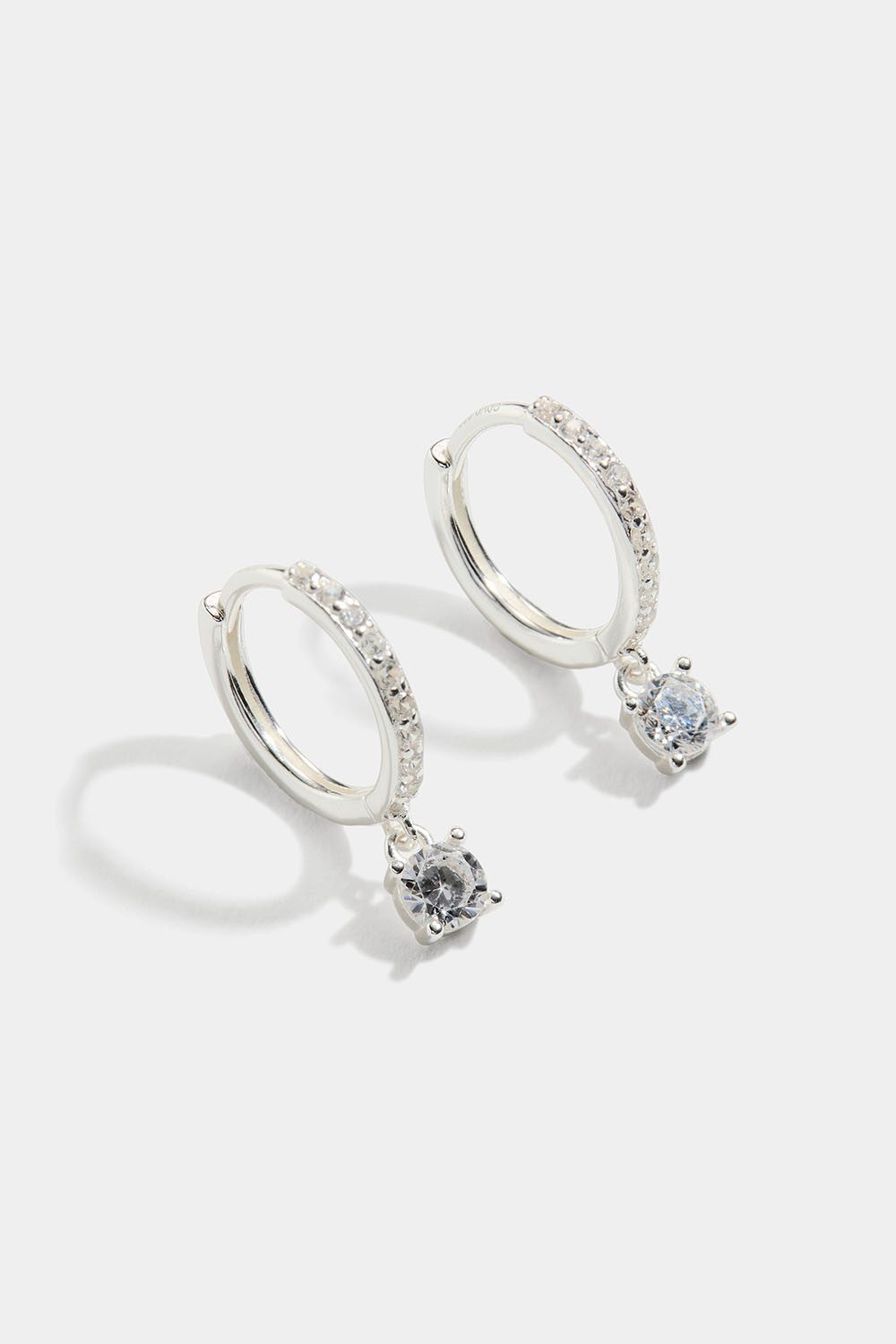 Aidot hopeakorvarenkaat, joissa Cubic zirkonia -riipukset