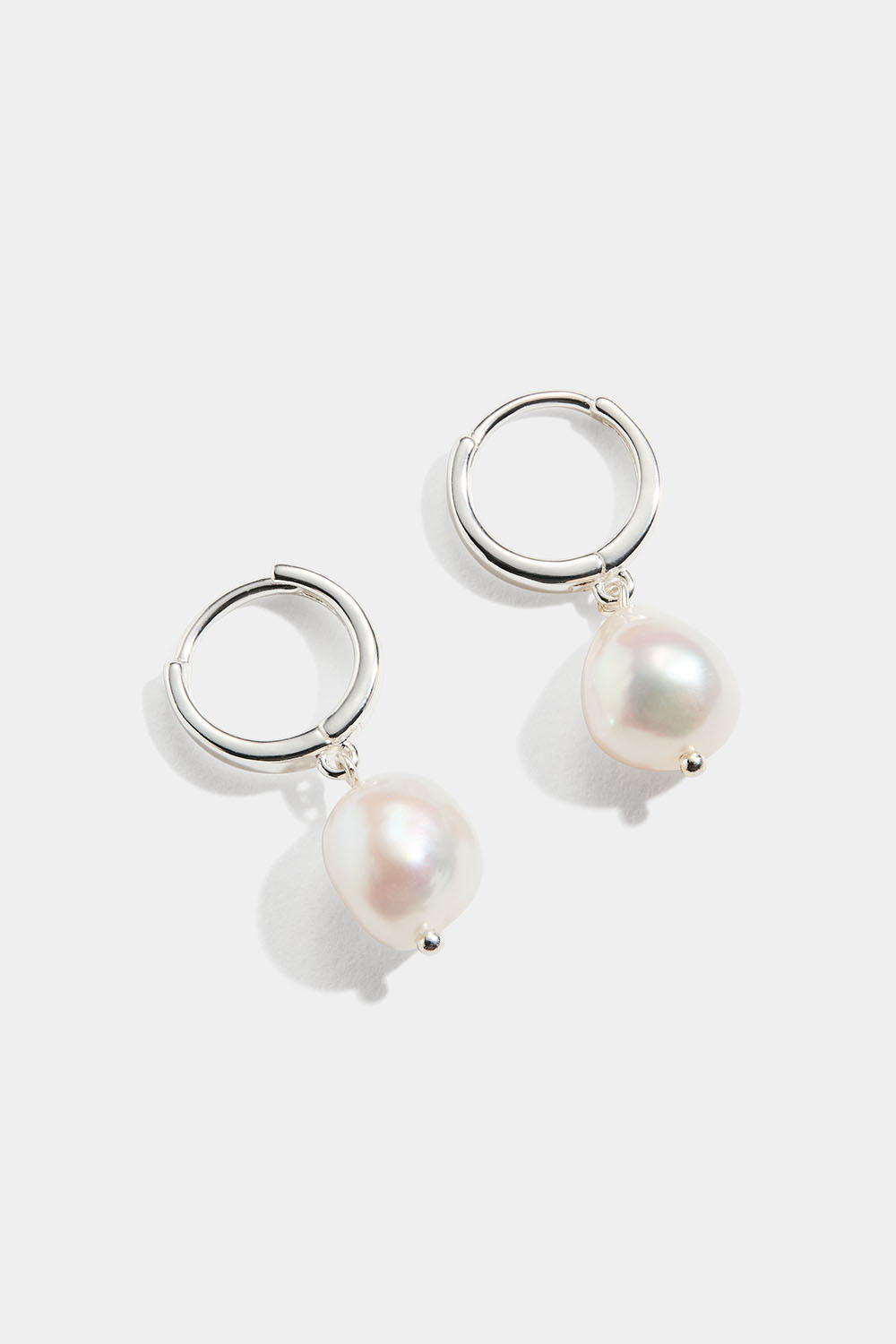 Pienet hopeakorvarenkaat, joissa on makean veden helmi