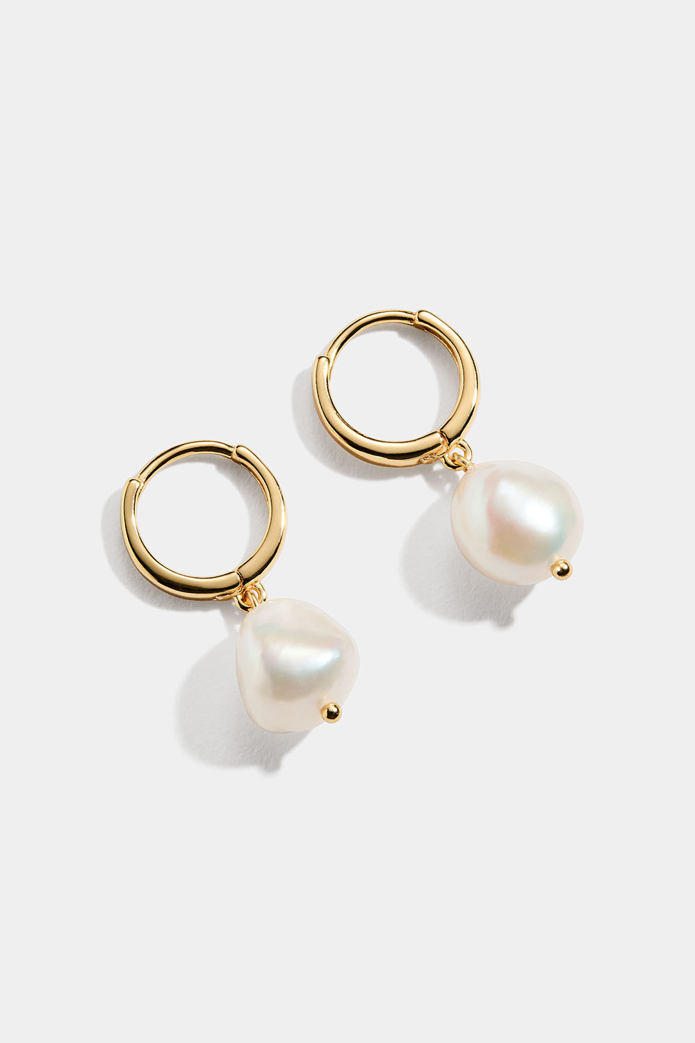 18k kullatut hopeakorvarenkaat,joissa on makean veden helmi