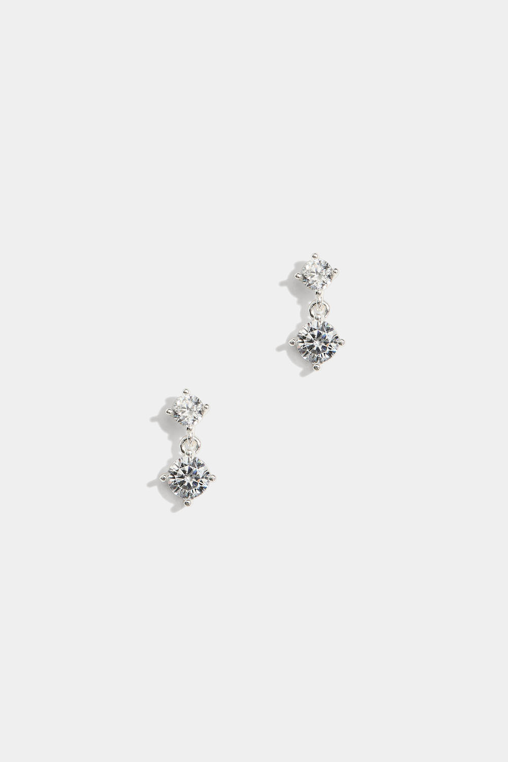 Hopeiset nappikorvakorut, joissa molemmissa kaksi Cubic zirkonia -kiveä