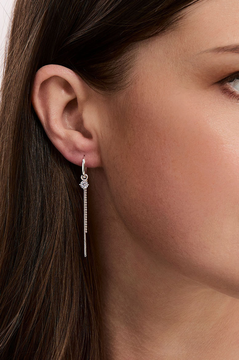 Aidot hopeakorvarenkaat, joissa ketjuja ja Cubic zirkonia -kiviä