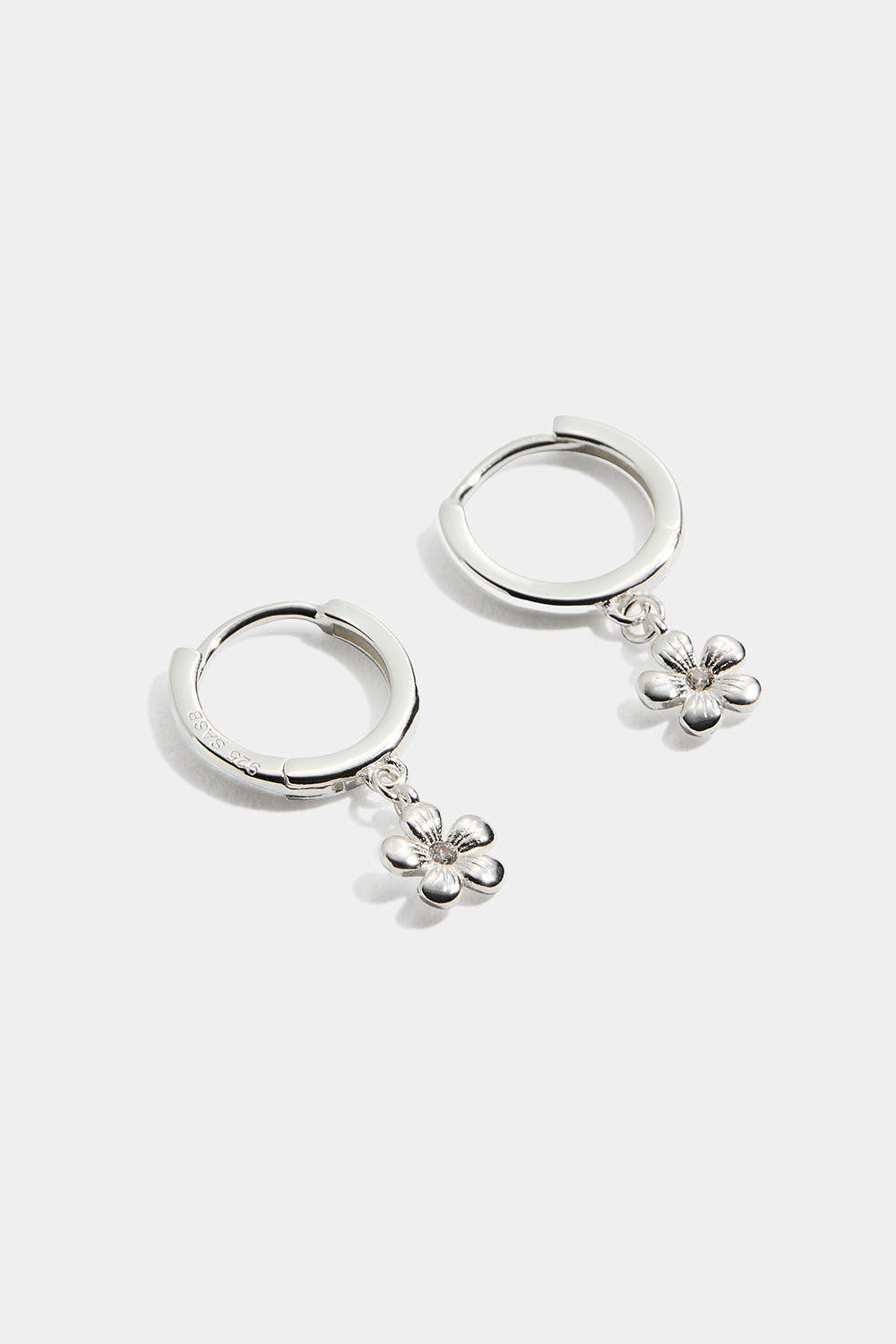 Aidot hopeakorvarenkaat, joissa kukkia