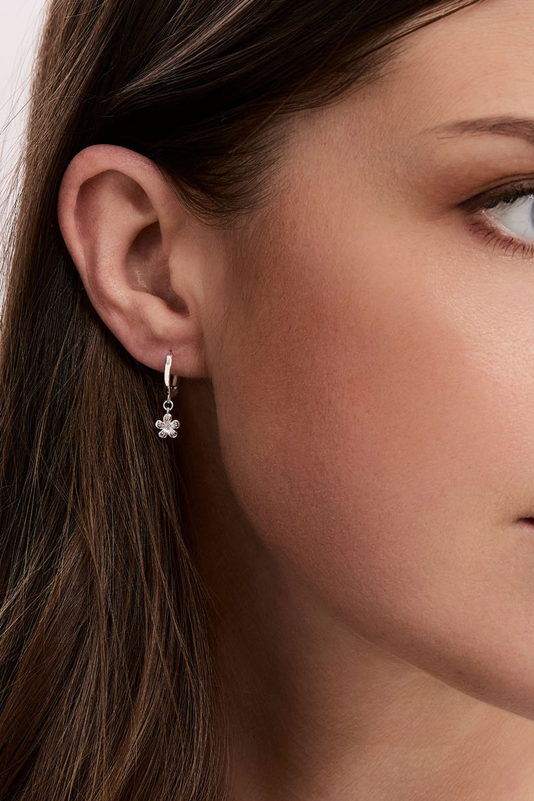 Aidot hopeakorvarenkaat, joissa kukkia