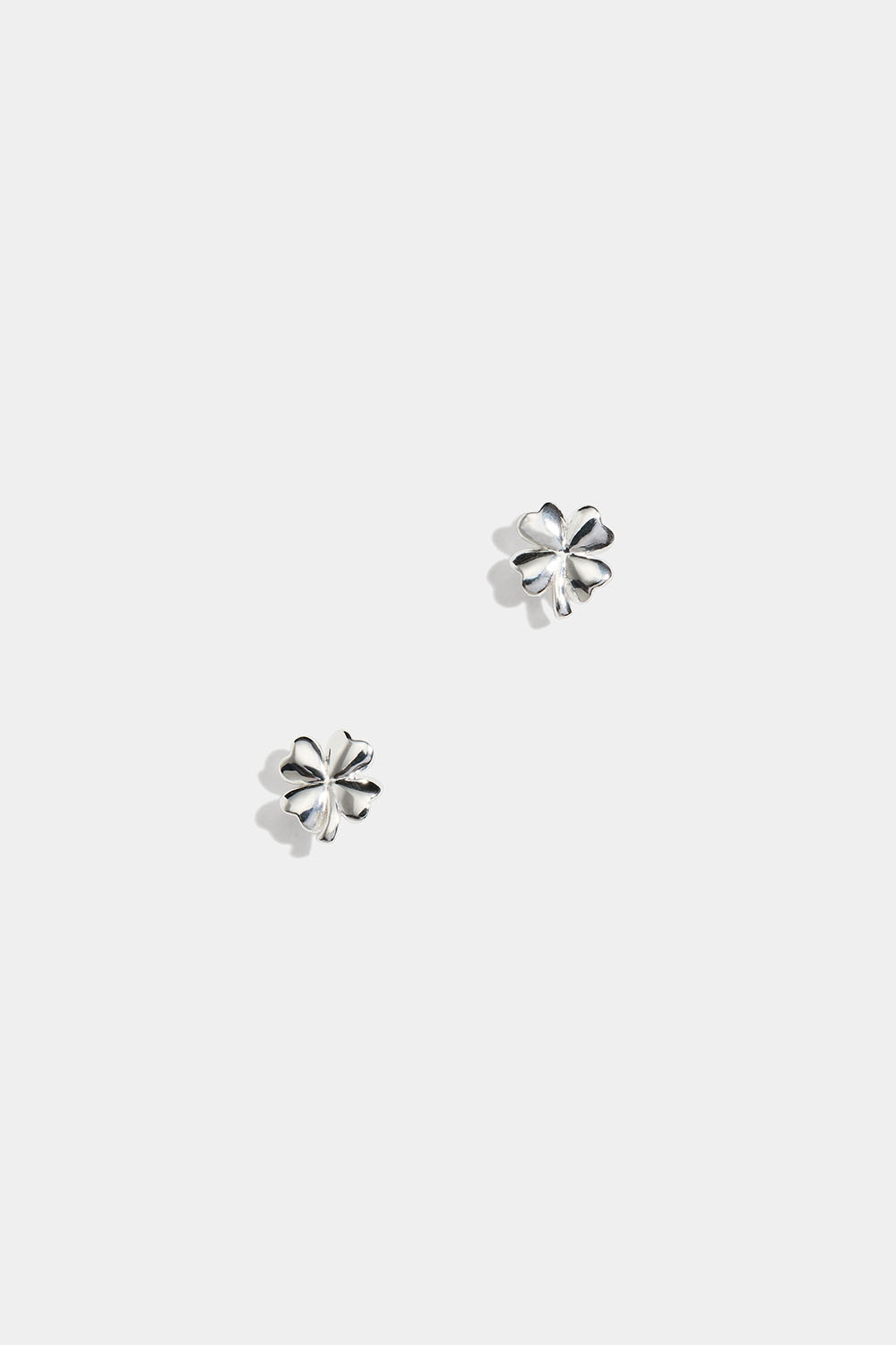 Pienet, neliapilan muotoiset hopeanappikorvakorut