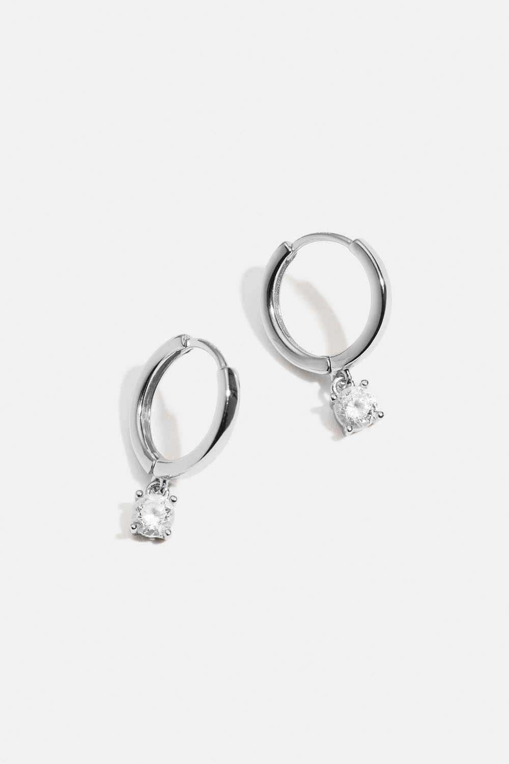 Aidosta hopeasta valmistetut korvarenkaat pyöreällä Cubic Zirconia -kivellä