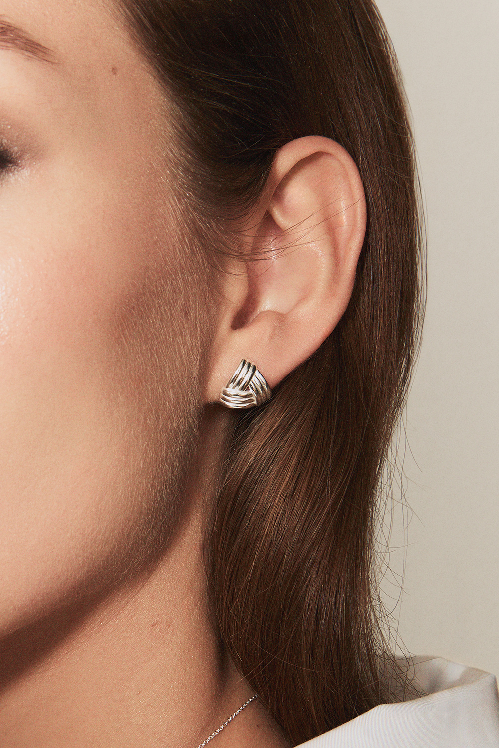 Uurteiset kolmiokorvakorut aitoa hopeaa 