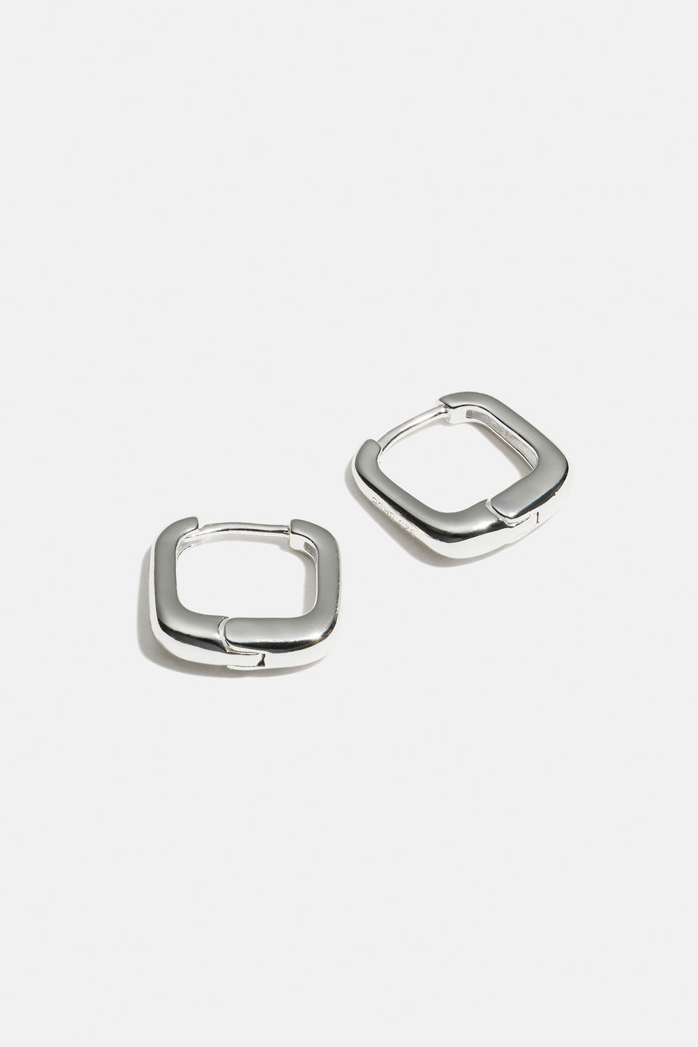 Isommat nelikulmaiset korvarenkaat aitoa hopeaa