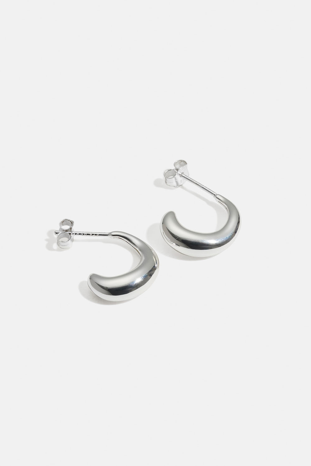 Aito hopeasormus, jossa on orgaaninen muoto