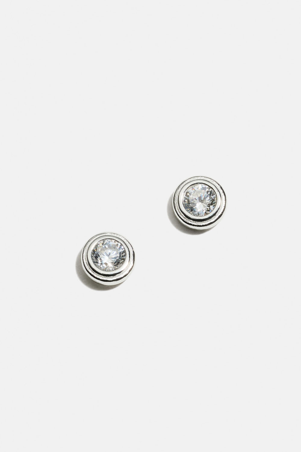 Aidot hopeiset nappikorvakorut pyöreillä Cubic zirconia -kivillä