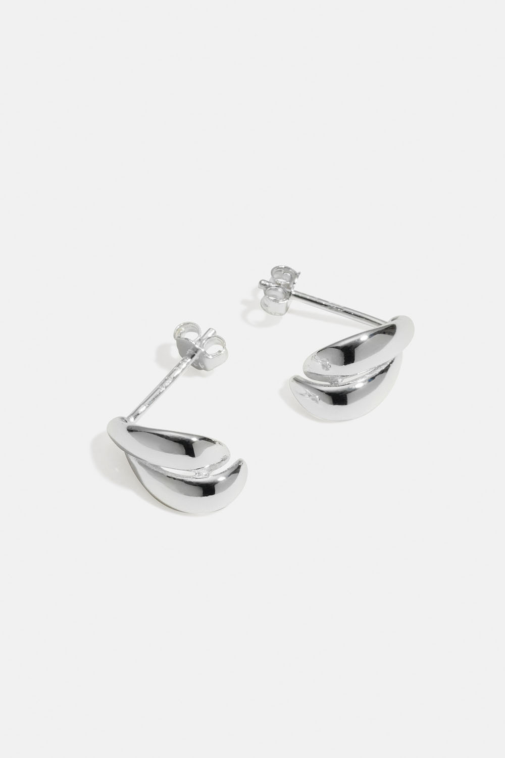 Aidot hopeiset korvarenkaat, joissa kaksinkertainen muotoilu