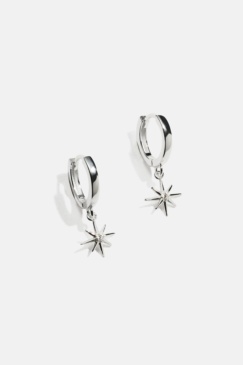 Korvarenkaat aitoa hopeaa, joissa tähtiä ja Cubic Zirconia -kiviä