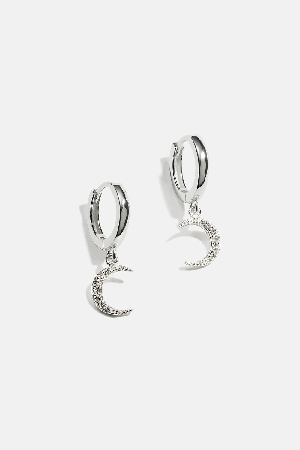 Korvarenkaat kuuriipuksilla aitoa hopeaa koristeltuina pienillä Cubic Zirconia -kivillä