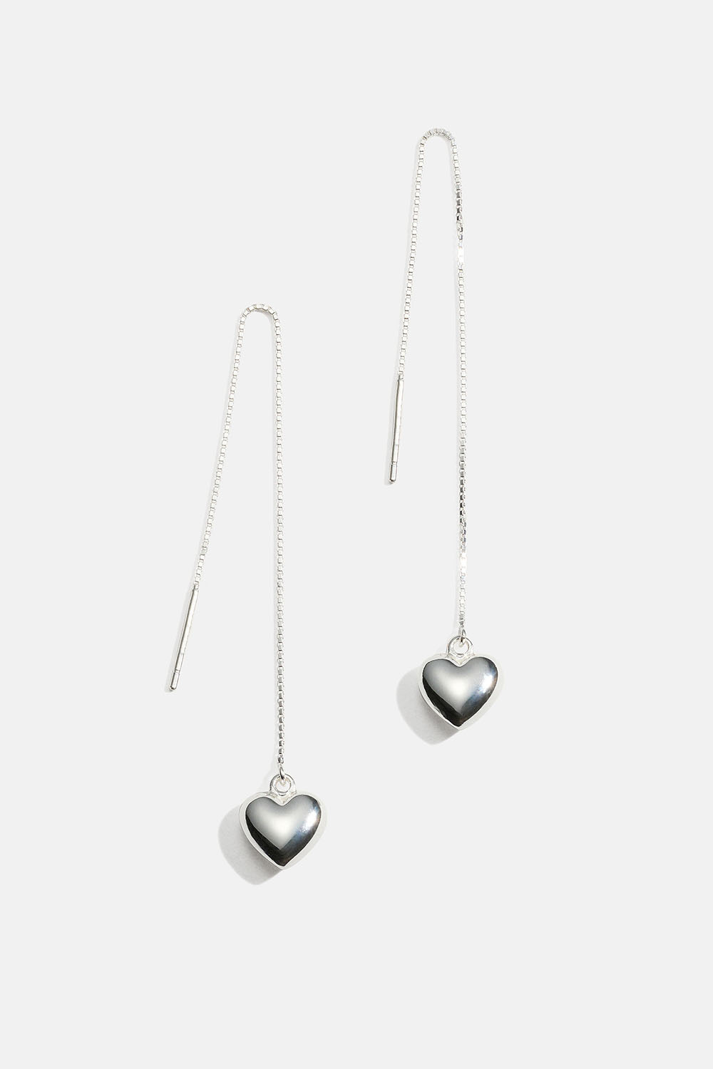 Aidosta hopeasta valmistetut ketjukorvakorut, joissa on täytetty sydän